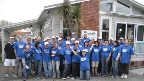 The 2009 project taskforce outside of the Henderson Family Centre.