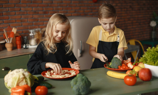 children slicing vegetables 3984714