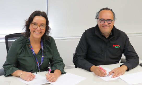 Whānau Āwhina Plunket CE Fiona Kingsford and Ngāti Hine Health Trust CEO Tamati Shepherd-Wipiiti sign MoU