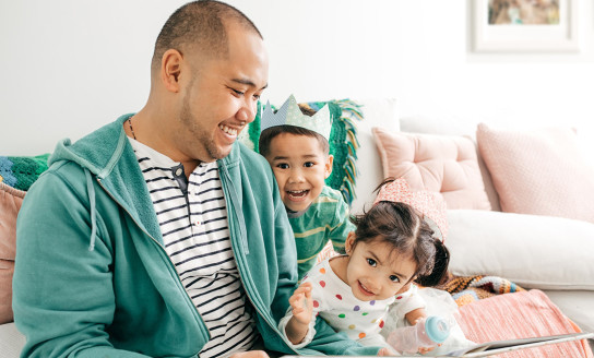 smokefree whanau dad reading to tamariki 1088